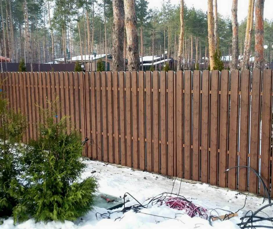 Купить Забор для частного дома из евроштакетника под дерево в Москве по цене от 1580 руб. Забор для частного дома из евроштакетника под дерево купить Москва